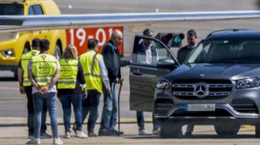 El rey Juan Carlos llega a Vigo mientras don Felipe se da un baño de masas en Ronda