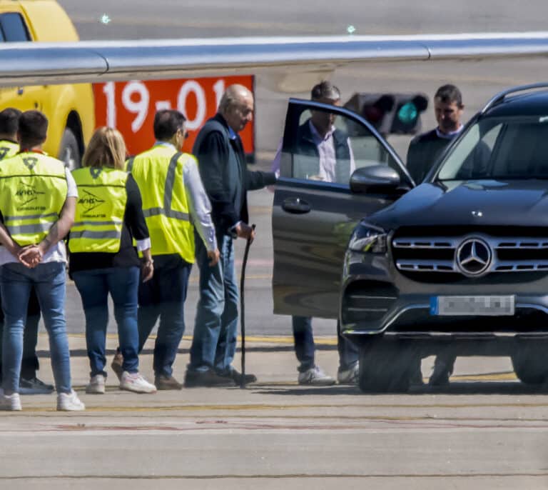 El rey Juan Carlos llega a Vigo mientras don Felipe se da un baño de masas en Ronda