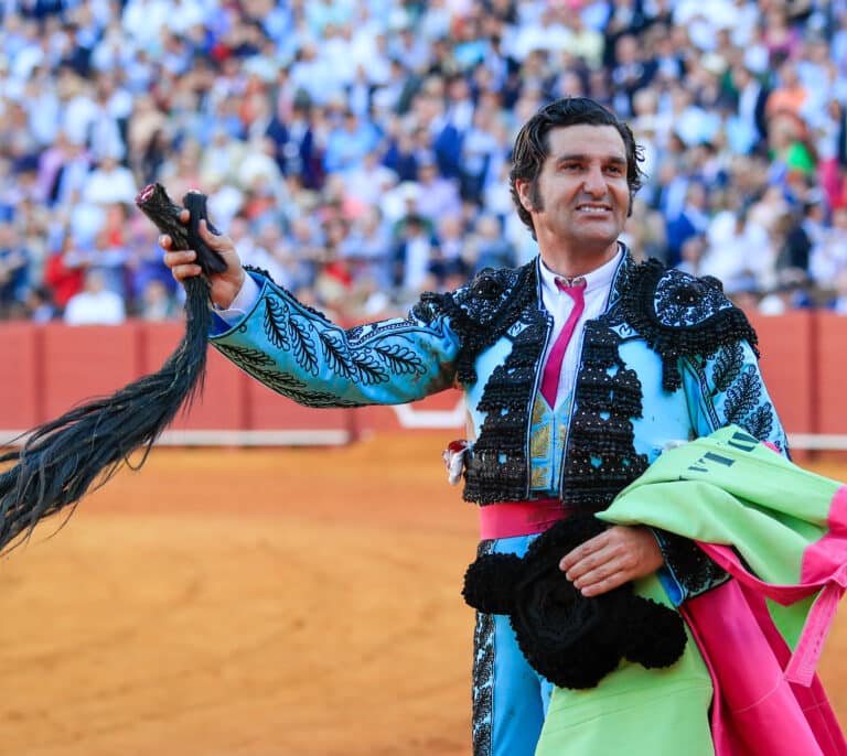 Morante hace historia en la Maestranza cortando un rabo 52 años después