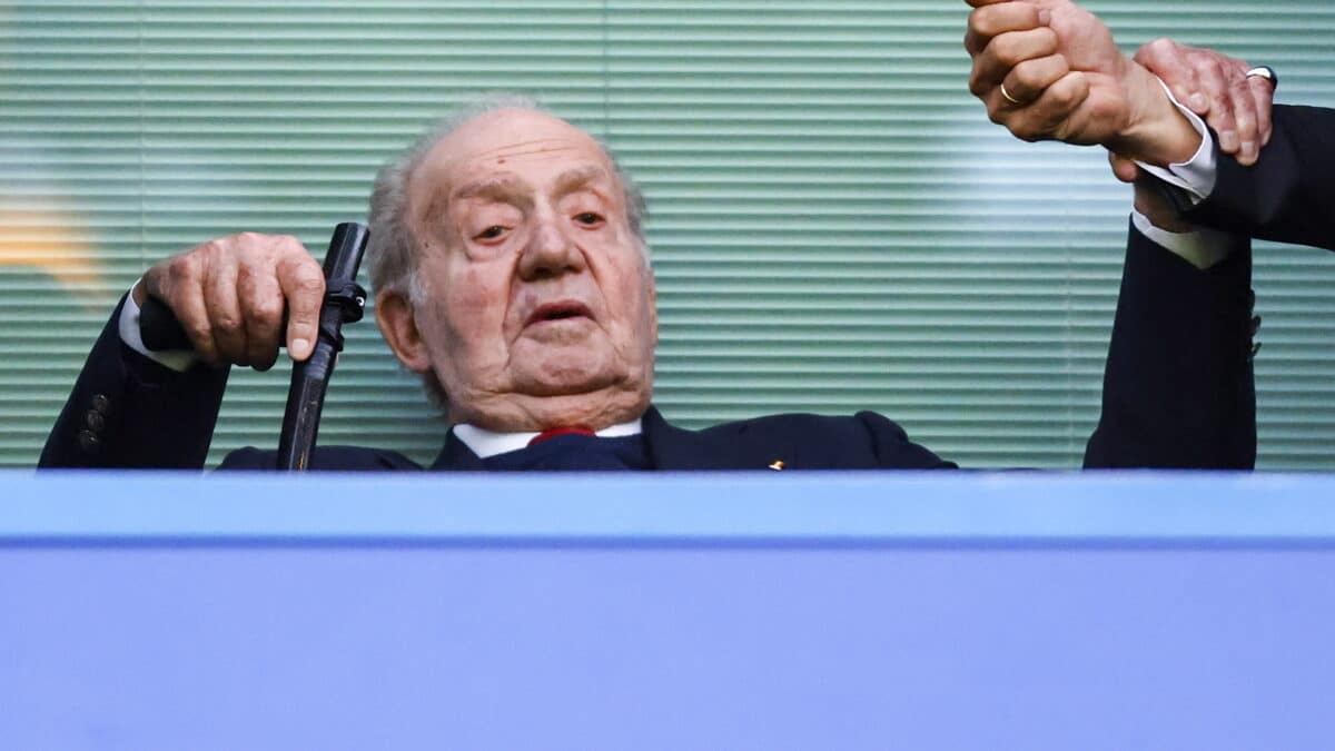 El rey emérito español Juan Carlos llega para el partido de vuelta de cuartos de final de la UEFA Champions League entre Chelsea y Real Madrid