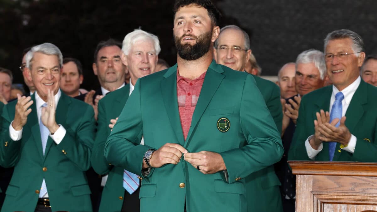 Jon Rahm se ajusta la chaqueta verde como ganador del Masters de Augusta.