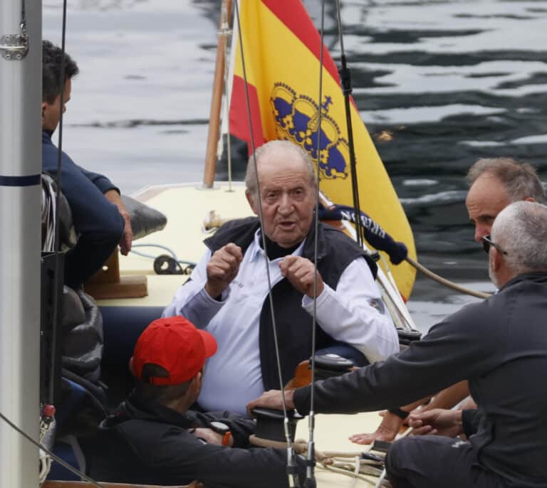 El rey Juan Carlos, entre abrazos y risas en la primera jornada de entrenamientos para las regatas