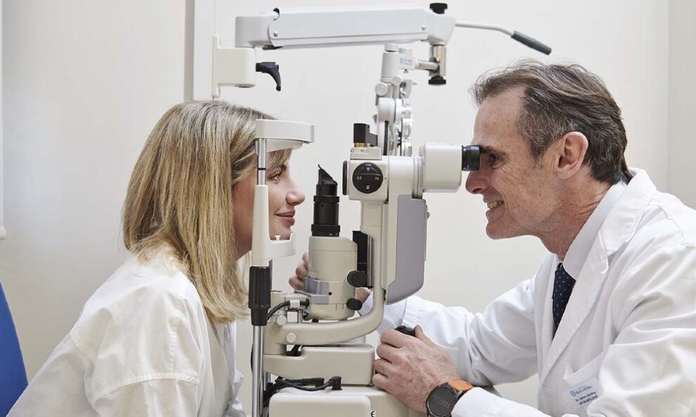 Cirugía refractiva laser de Clínica Baviera en la que un especialista hace una prueba ocular a un usuario