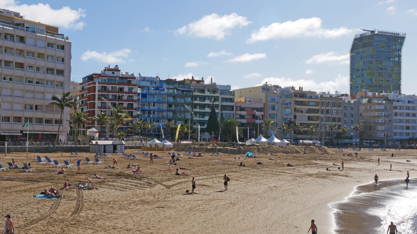 Ambiente en la Playa de las Canteras, en Las Palmas de Gran Canaria, Canarias (España)