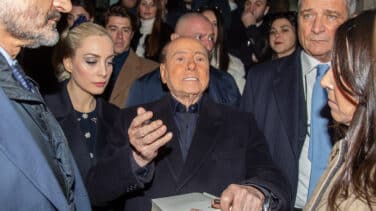 El ex primer ministro italiano Silvio Berlusconi, hospitalizado en cuidados intensivos