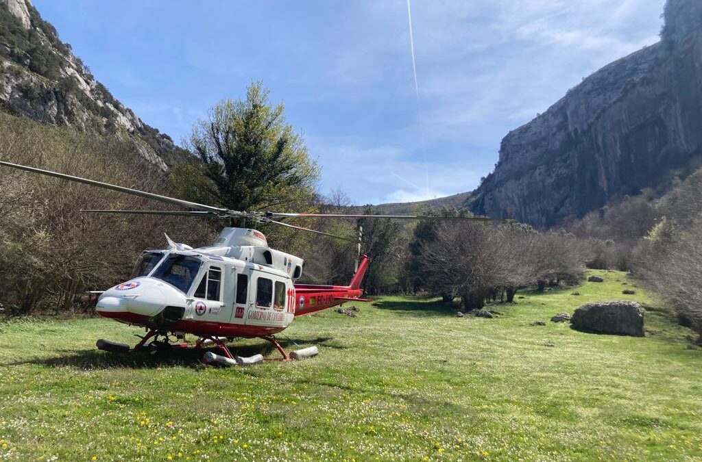 Rescatan en helicóptero a un hombre con rotura de peroné mientras realizaba una ruta en Cantabria