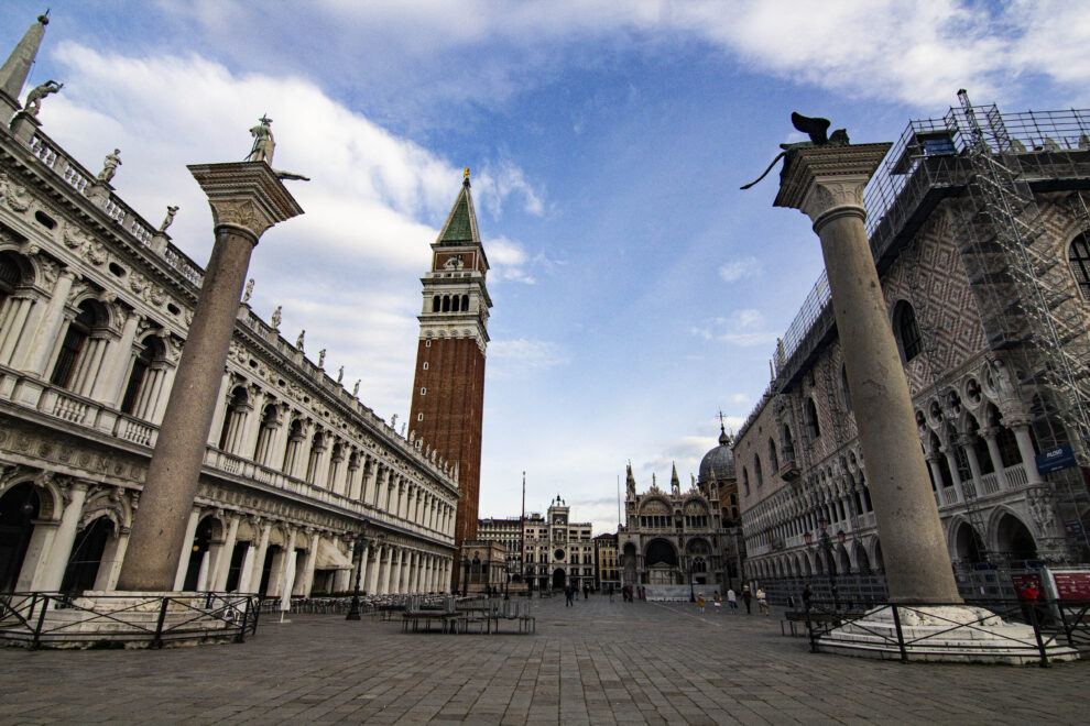 La plaza de San Marcos de Venecia a primera hora de la mañana, sin turistas.
