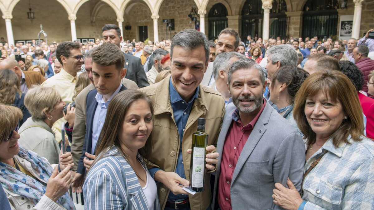 Pedro Sánchez sostiene una botella de aceite en Úbeda (Jaén).