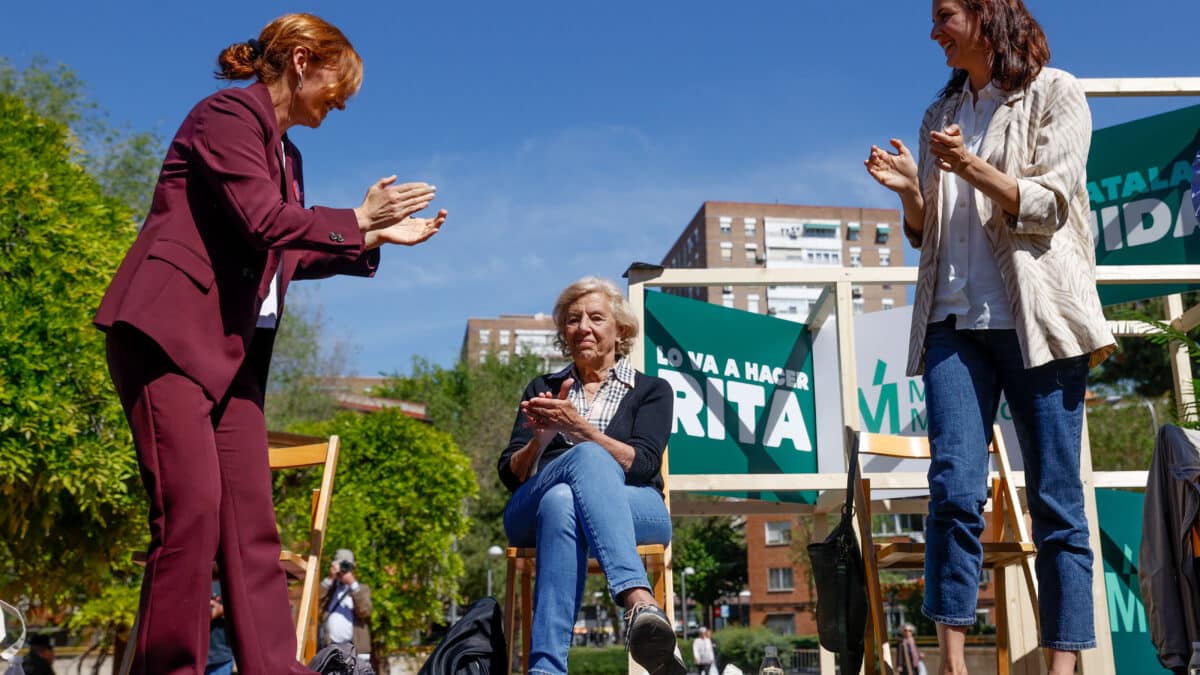 Mónica García y Rita Maestre aplauden a Manuela Carmena.