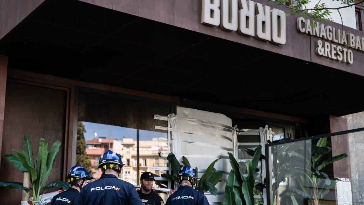 Agentes de la Policía Científica conversan en la entrada del restaurante italiano 'Burro Canaglia Bar&Resto' de la plaza de Manuel Becerra