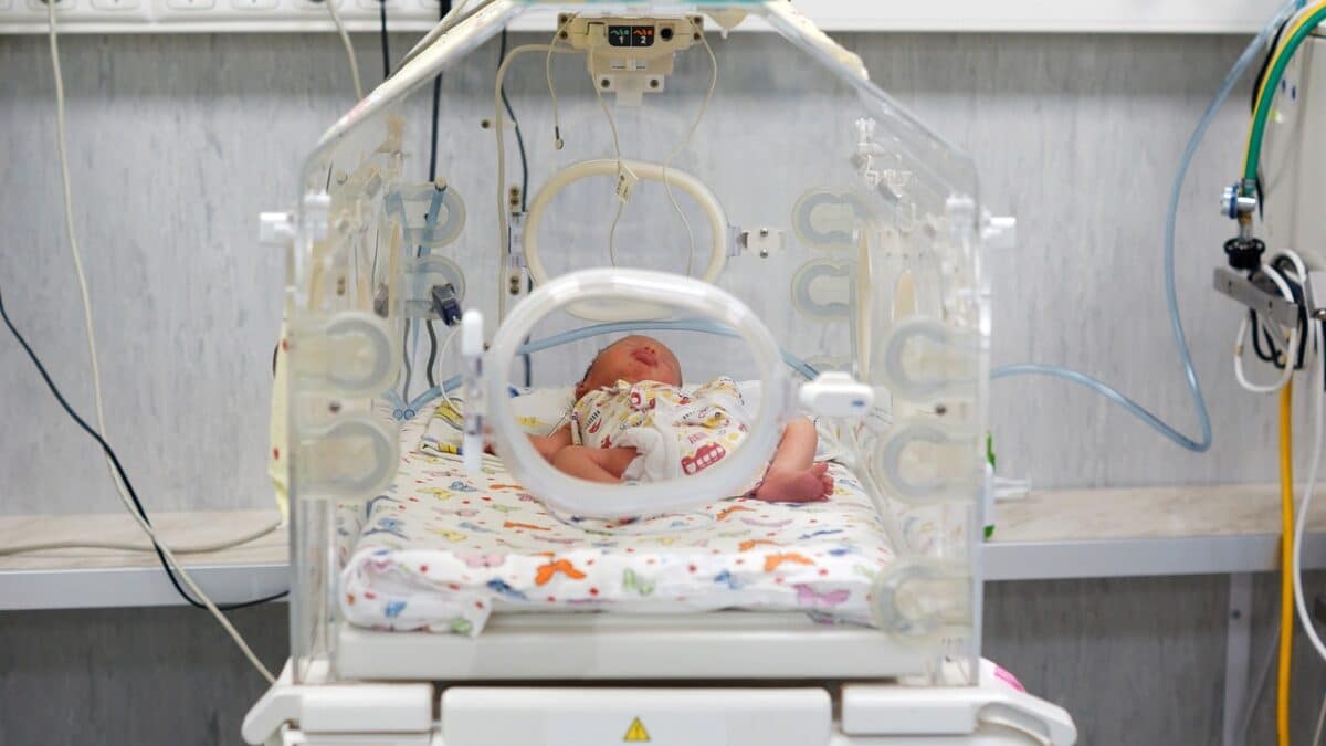 Bebé en una incubadora en el hospital