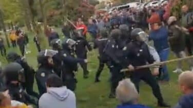 La Policía disuelve a porrazos la protesta por el conflicto de los mejilloneros en Galicia