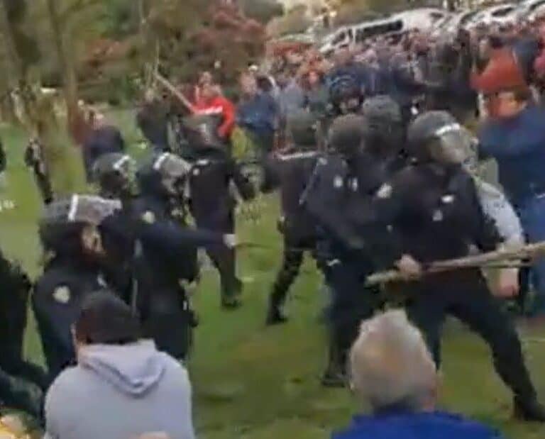 La Policía disuelve a porrazos la protesta por el conflicto de los mejilloneros en Galicia