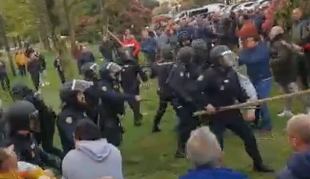 Carga policial en la protesta de bateeiros por el conflicto de la mejilla en Galicia