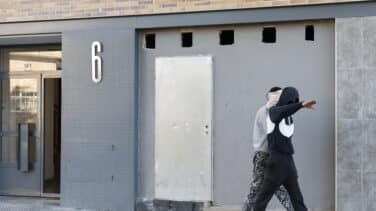 Apuñalan a un miembro de Desokupa en el desalojo de un edificio de lujo en Majadahonda