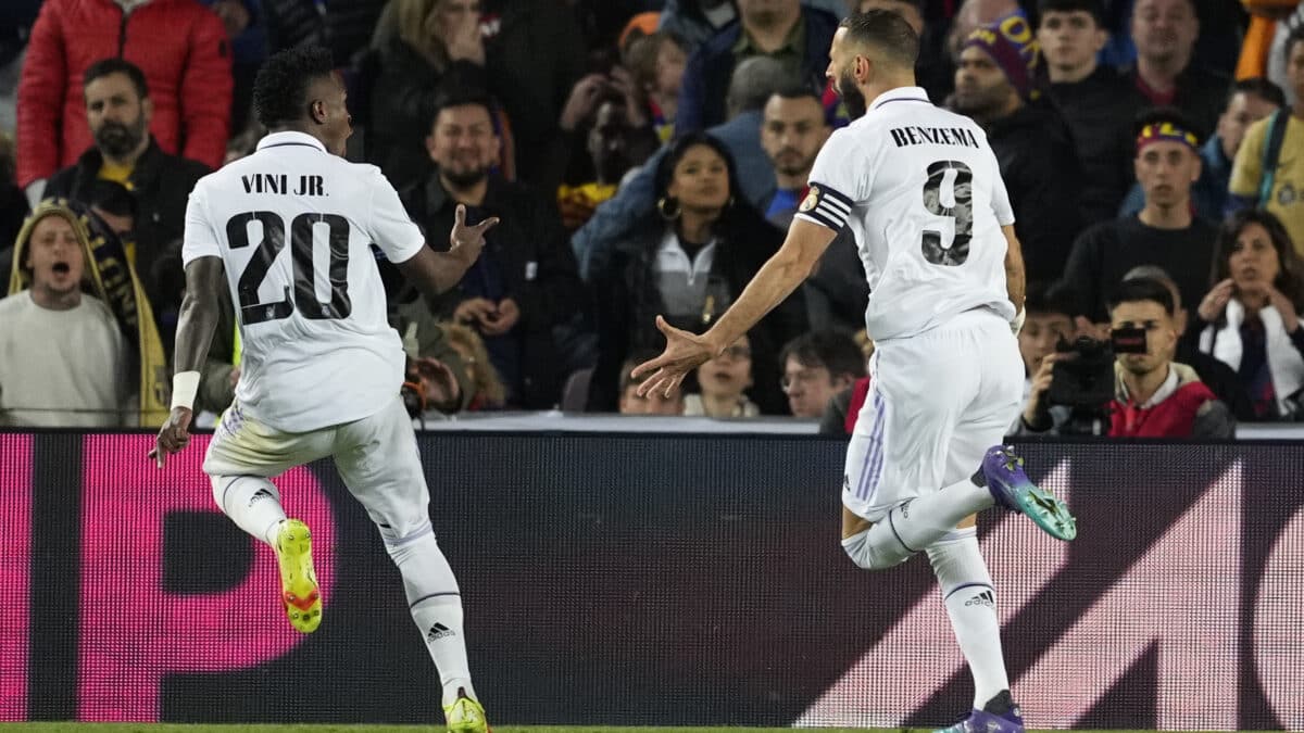 El delantero francés del Real Madrid Karim Benzema (d) celebra uno de sus goles en el Camp Nou