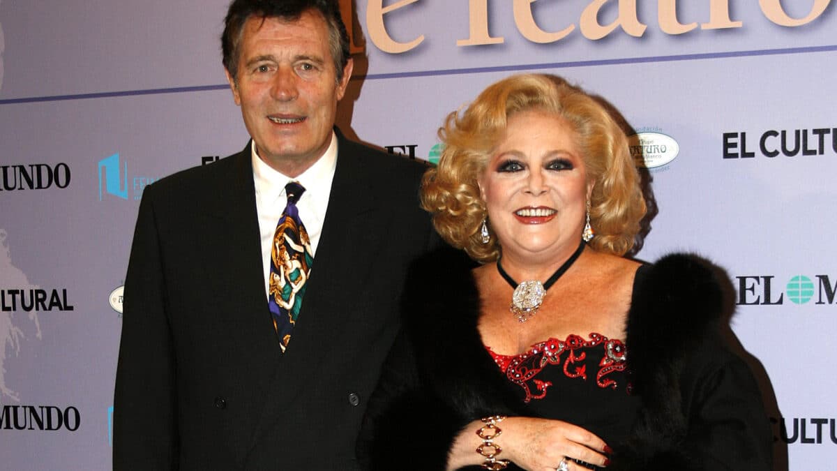 Concha Márquez Piquer junto a su marido, Ramiro Oliveros, en los premios de teatro Valle-Inclán, a 14 de abril de 2008, en Madrid (España).