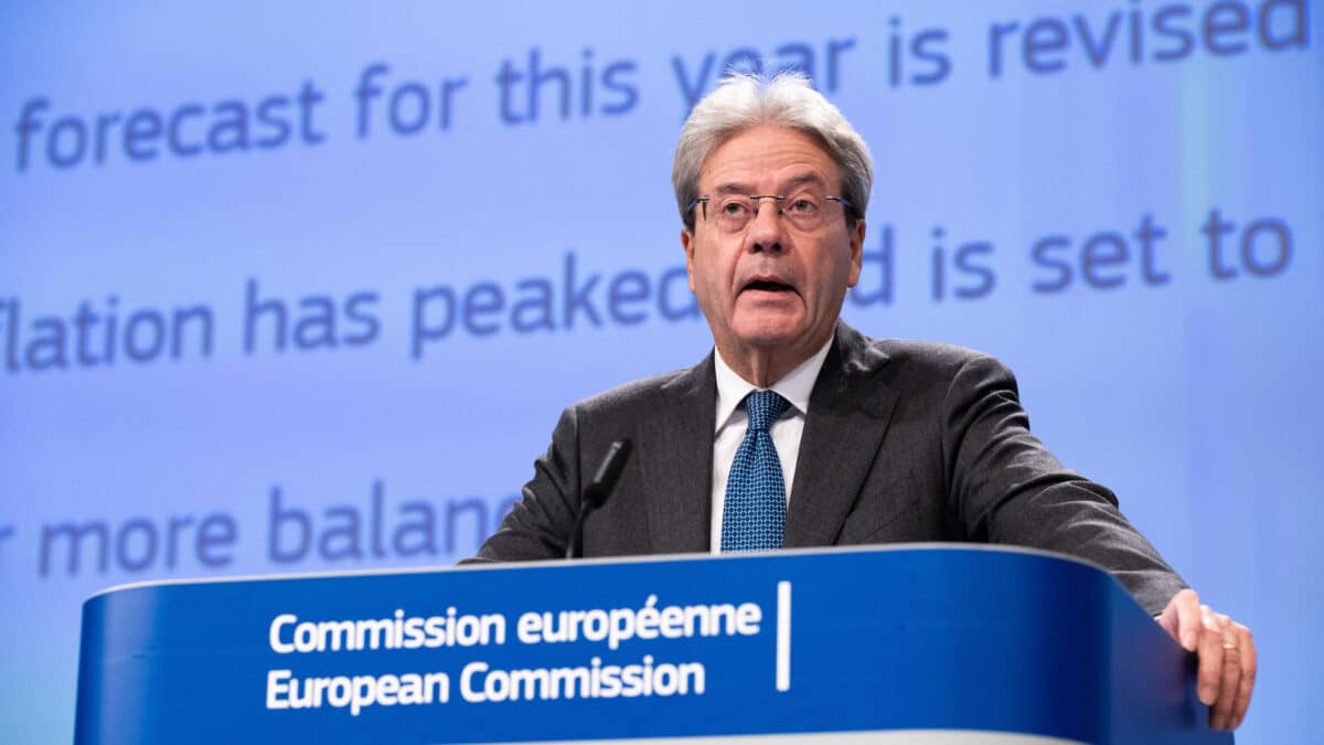 l comisario europeo de Economía, Paolo Gentiloni, habla durante una conferencia de prensa sobre las previsiones económicas de invierno de 2023.