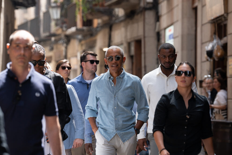 El ex presidente de Estados Unidos, Barack Obama (c) pasea por las calles de Barcelona