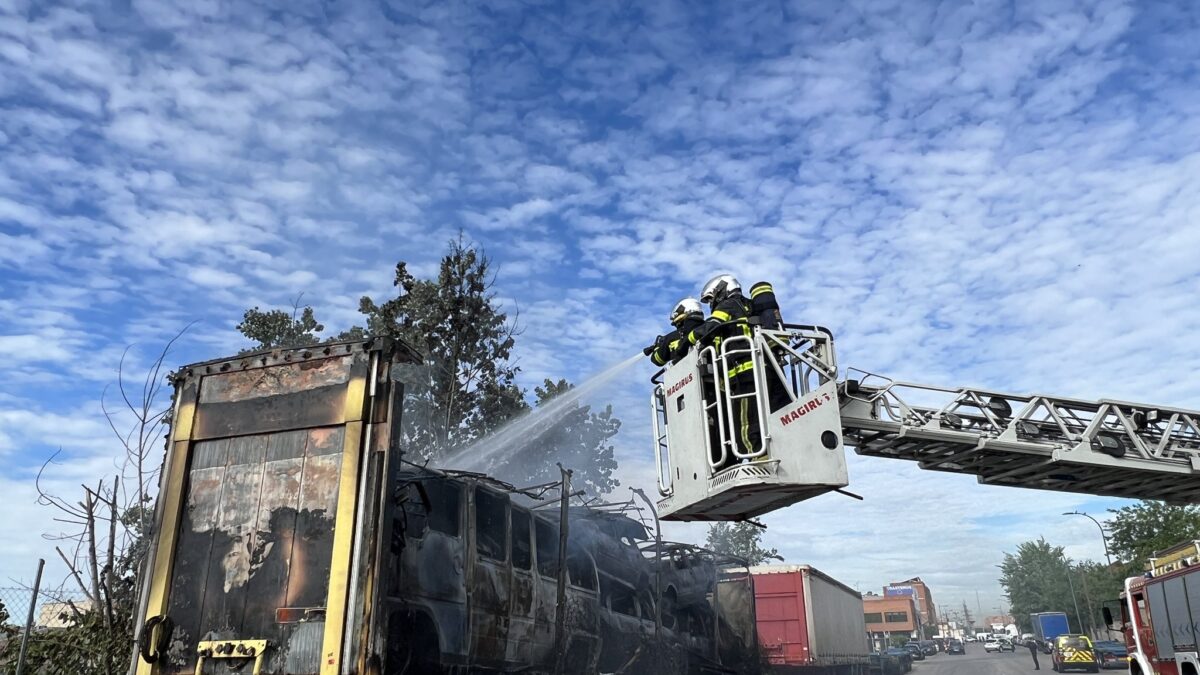 El fuego devora un camión cargado de coches en Getafe (Madrid)