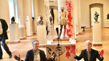 Activistas climáticos pintan el pedestal de la bailarina de Degas en la Galería Nacional de Arte de Washington