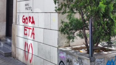 Pintan 'Gora ETA' en una plaza de Granada dedicada a una víctima de la banda terrorista