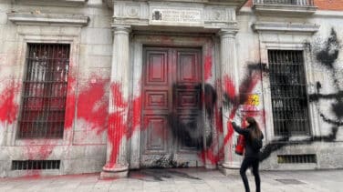 Activistas de Futuro Vegetal llenan de pintura el Ministerio de Justicia protestan por las subvenciones a la ganadería