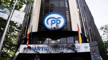 Futuro Vegetal ataca con pintura negra las sedes del PSOE y el Partido Popular en Madrid