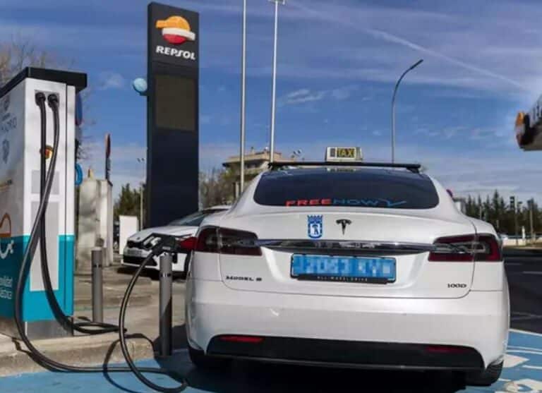 Repsol culmina su irrupción en la movilidad eléctrica con el acuerdo de FreeNow y tras hacerlo con Uber y Bolt