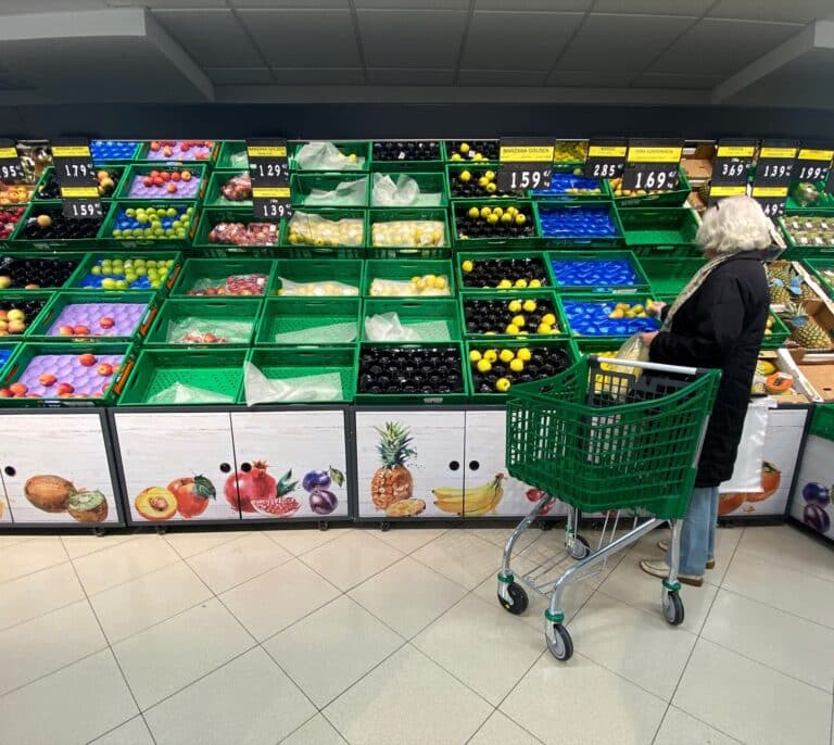 Los supermercados se preparan para redoblar la guerra de ofertas tras la caída del consumo