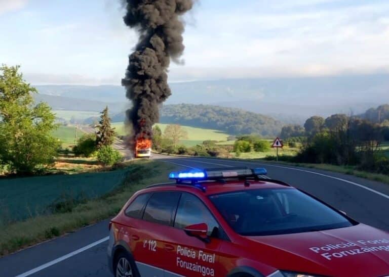 Se incendia un autobús escolar en la NA-129, en Mendaza (Navarra)