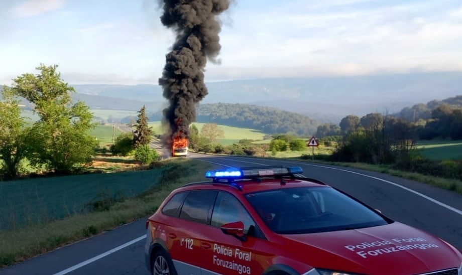 Se incendia un autobús escolar en la NA-129, en Mendaza (Navarra)