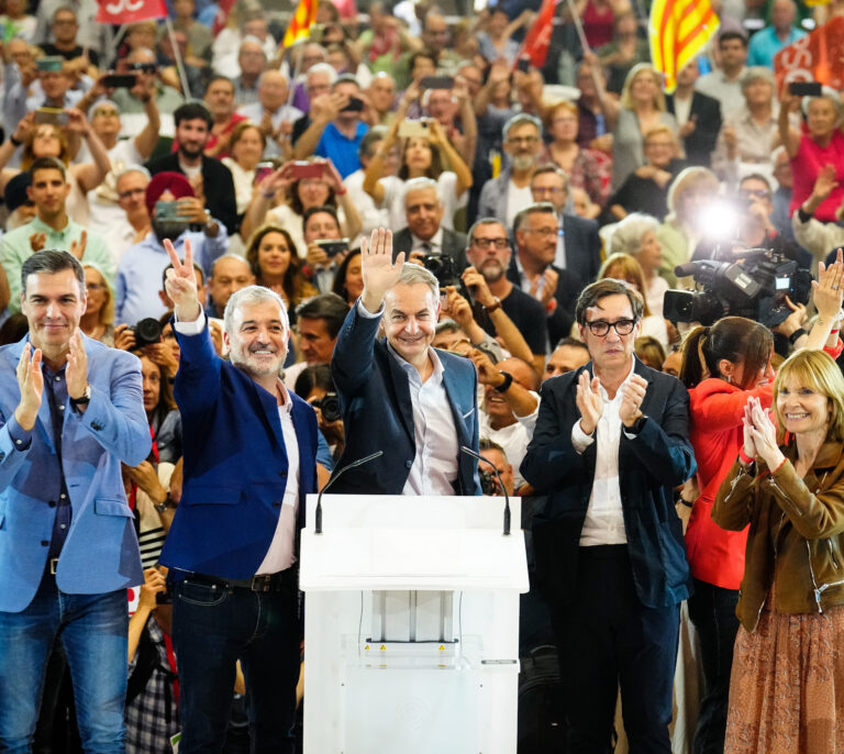 Sánchez cierra campaña en Barcelona ovacionado por su política con Cataluña