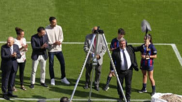 Laporta, pala en mano, coloca la primera piedra del nuevo Camp Nou