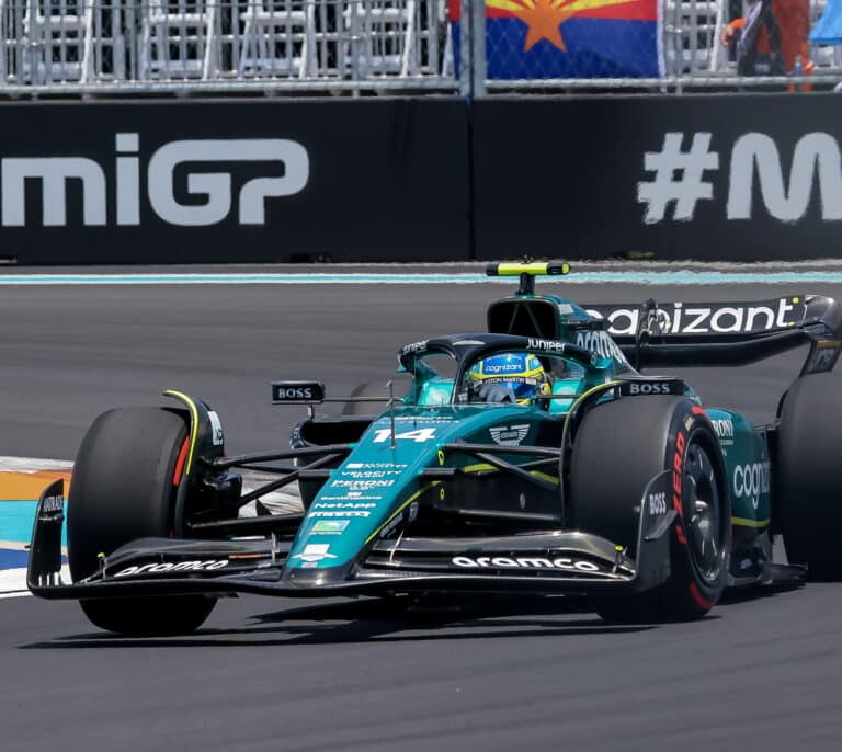 Alonso sube al podio en el show de Verstappen en Miami