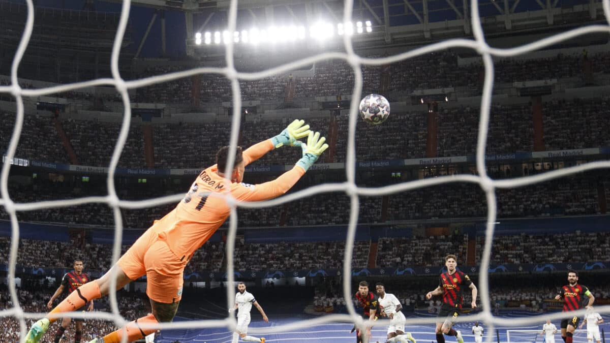 El portero brasileño del Manchester City, Ederson Moraes (i) encaja el primer gol de su equipo ante el Real Madrid