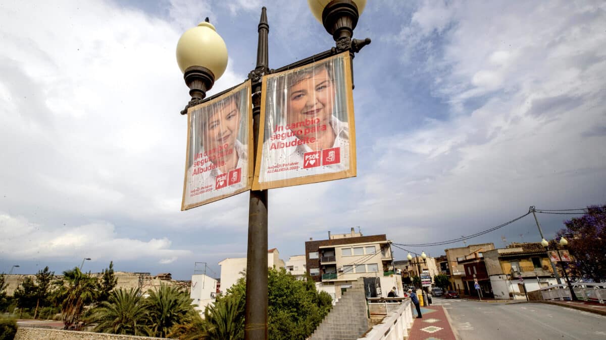 Fotografía de un cartel electoral del PSOE de la candidata Isabel D. Peñalver este jueves, en el municipio murciano de Albudeite.