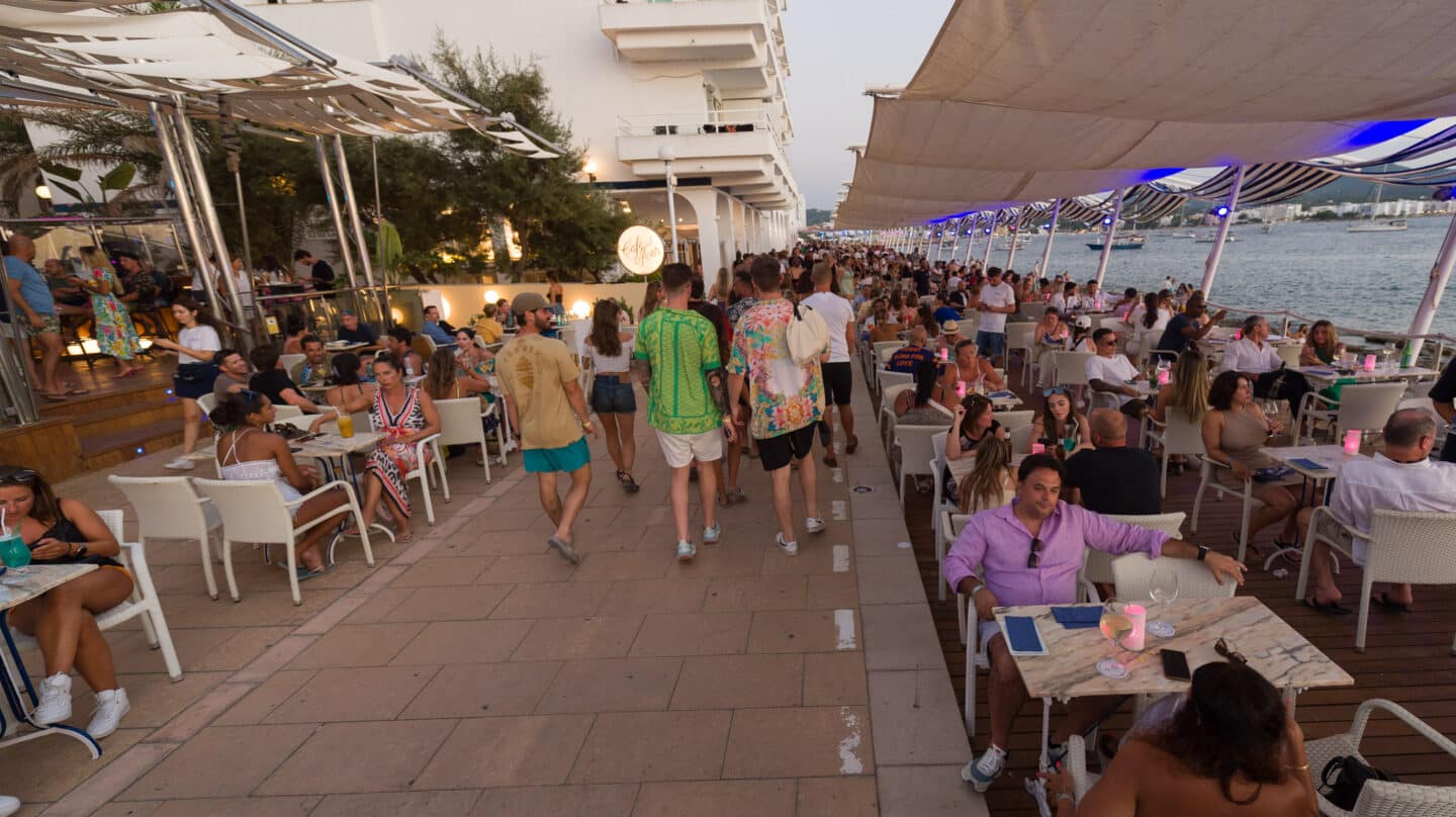 Comensales en el Café del Mar en Ibiza.