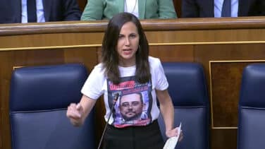 Belarra, en el Congreso con una camiseta con la cara del hermano de Ayuso