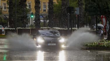 Las intensas lluvias provocan cortes en varias líneas de Metro, problemas en carreteras y desvíos de vuelos en Madrid
