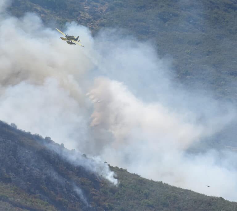 El incendio de Las Hurdes continúa fuera de control por la gran "cantidad de combustible" y el difícil acceso