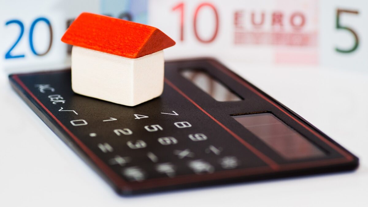Los españoles solo pagarán 24 euros menos al año por su hipoteca variable por la caída del euríbor