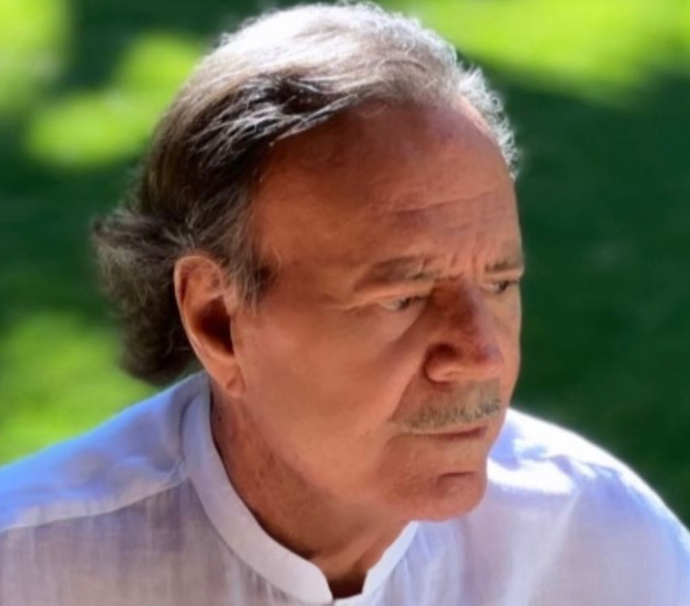 Julio Iglesias se pone serio sobre su estado de salud y se deja bigote a lo Papuchi