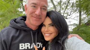 Jeff Bezos y Lauren Sanchez se comprometen en su supervelero por el Mediterráneo