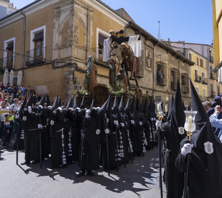 El tirón de Semana Santa impulsa la creación de 200.000 empleos en abril