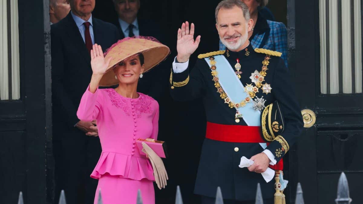 Coronación Carlos III: Felipe y Letizia a la salida de la embajada y de camino a la abadía de Westminster
