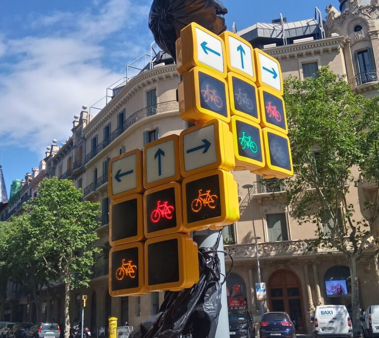 Un semáforo 'tetris' con 18 pantallas para ciclistas genera debate en Barcelona