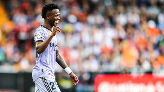 Competición retira la tarjeta roja a Vinicius y acuerda el cierre parcial de Mestalla