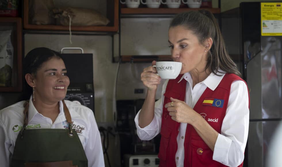 La reina Letizia probando un café en una finca cafetera de ECOMÚN-CECOESPE, este miércoles La reina Letizia visita la Escuela Taller de Jardinería, dentro de los proyectos productivos de mujeres (AECID) en Cali (Colombia)