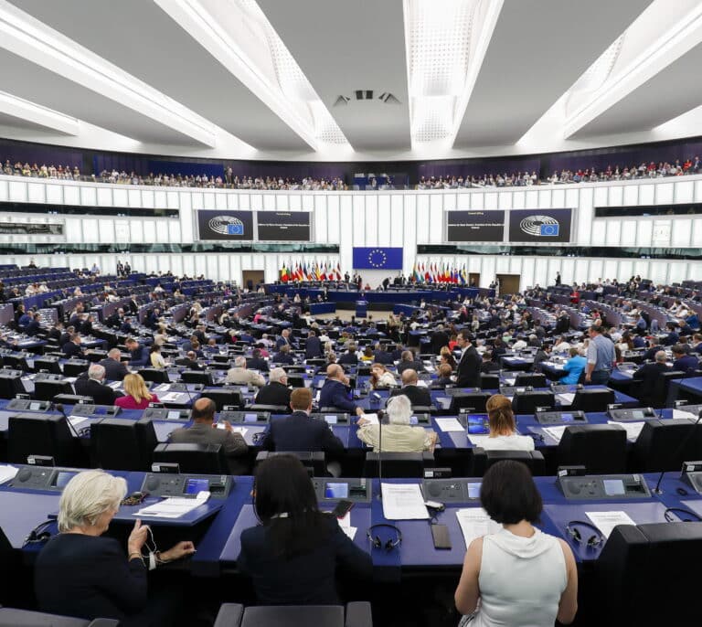 El Parlamento Europeo aprueba la primera normativa de IA para regular el Chat GPT